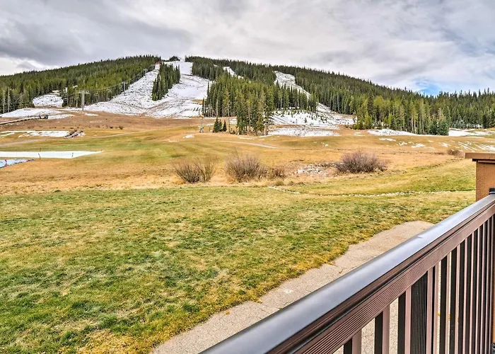 Ski-in/ski-out W/ Balcony! Holiday home